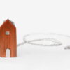 Collar con Casita de madera y cadena larga de plata 925.