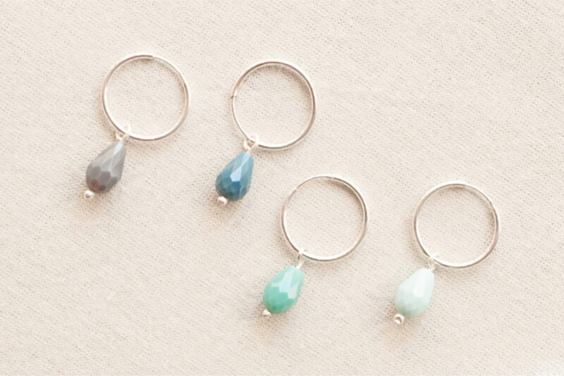 Aros con cuentas de cristal de colores