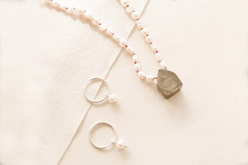 collar con perlas de rio y casita de plata negra + aros argollitas con perlas de rio