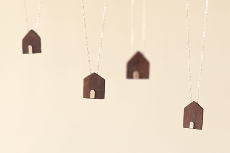 Collar con Casita madera y cadena corta