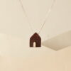 Collar con Casita madera y cadena corta