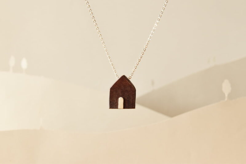 Collar con Casita madera y cadena corta