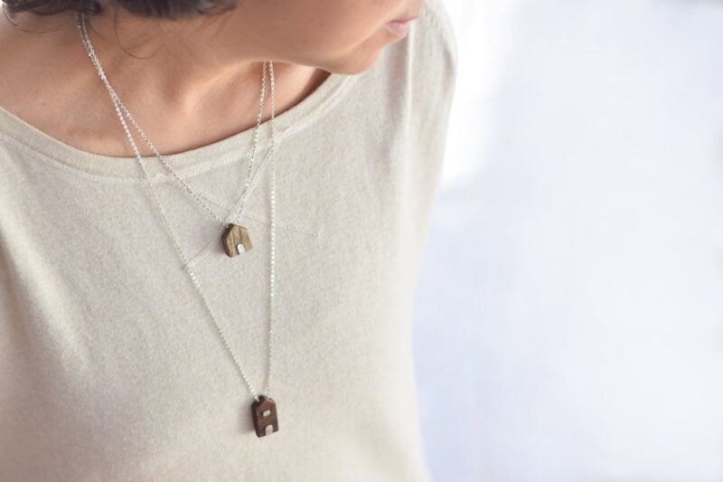 collares casita de madera y cadena de plata