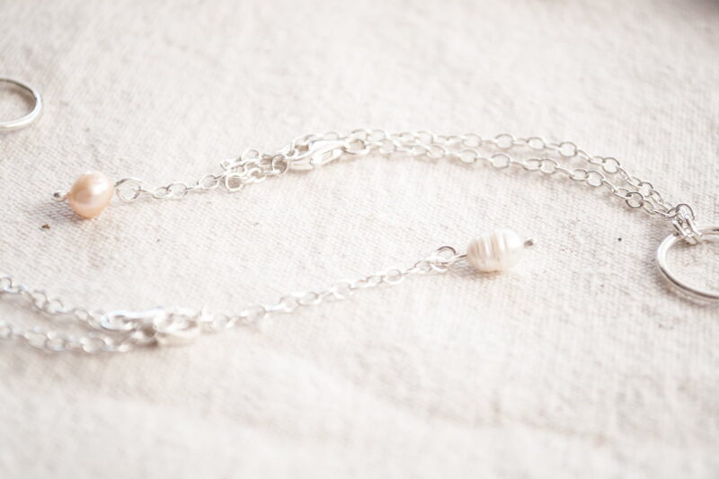 Detalle de colores. Pulsera de plata 925 con perla de río colgante en uso