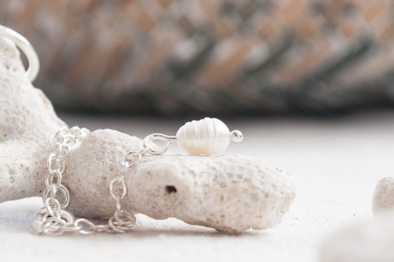 Pulsera de plata 925 con perla de río colgante. Detalle de perla colgante.
