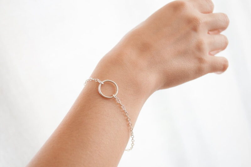 Pulsera de plata 925 con perla de río colgante en uso