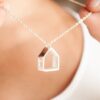 Collar casita de plata 925. Bruselas Joyería Contemporánea