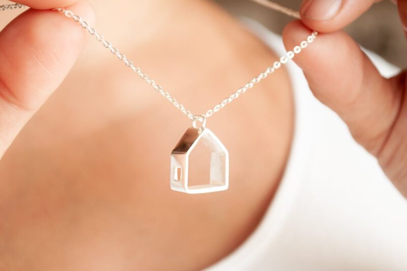 Collar casita de plata 925. Bruselas Joyería Contemporánea