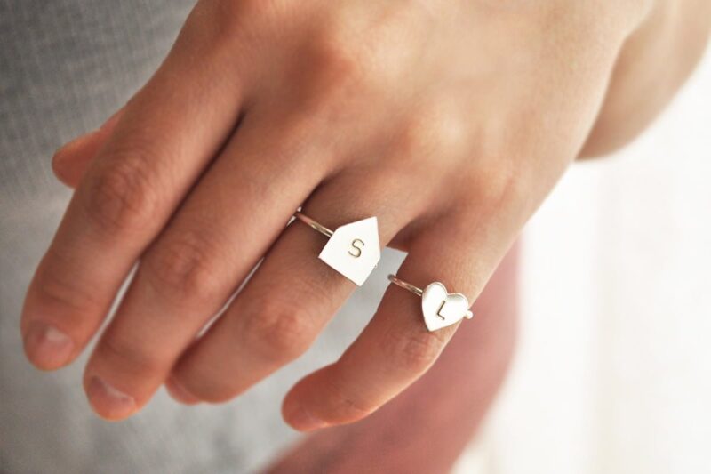 Anillos personalizados con inicial- Bruselas joyería contemporánea