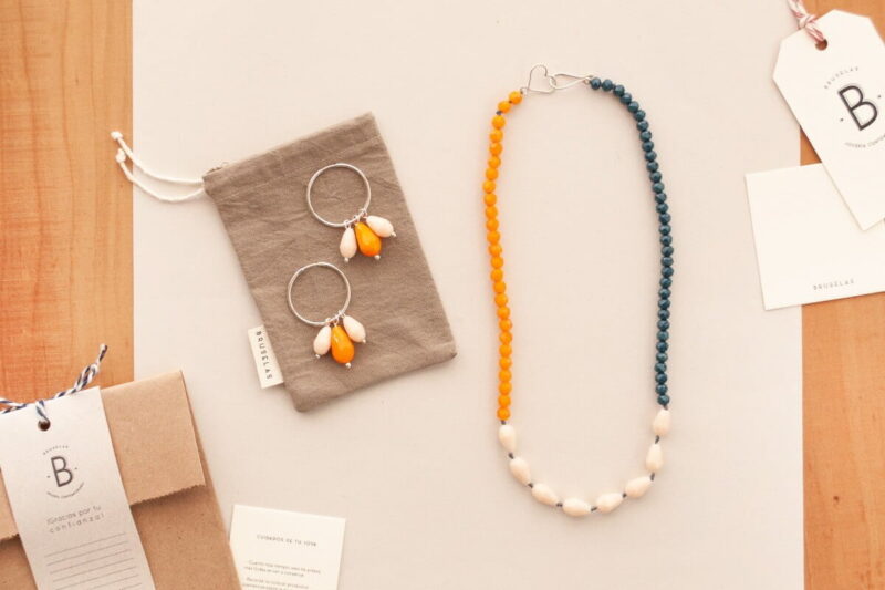 Aros Jarana y collar con cuentas de cristal. Hechos a mano por Bruselas Joyería Contemporánea