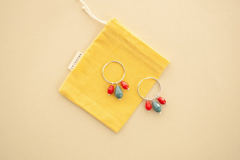 Aros Jarana- argollitas de plata y cuentas de cristal de colores. Hechos a mano por Bruselas Joyería Contemporánea