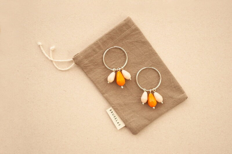 Aros Jarana- argollitas de plata y cuentas de cristal de colores. Hechos a mano por Bruselas Joyería Contemporánea