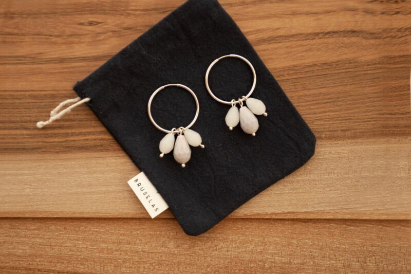 Aros Jarana- argollitas de plata y cuentas de cristal de colores. Hechos a mano por Bruselas Joyería Contemporánea