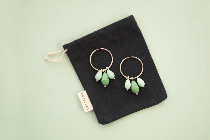 Aros Jarana- argollitas de plata y cuentas de cristal de colores. Hechos a mano por Bruselas Joyería Contemporánea