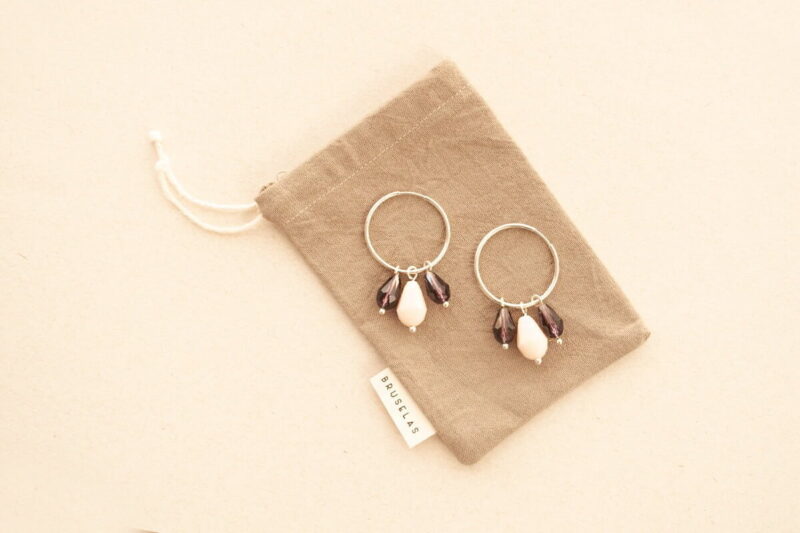 Aros Jarana- argollitas de plata y cuentas de cristal de colores. Hechos a mano por Bruselas Joyería Contemporánea