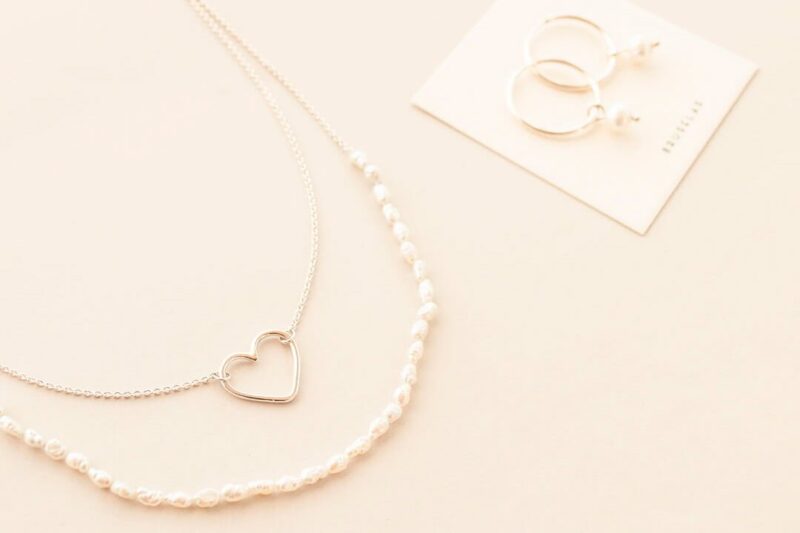 Collar Idilio- Corazón y perlas de río, hecho en plata 925 por Bruselas Joyería Contemporánea