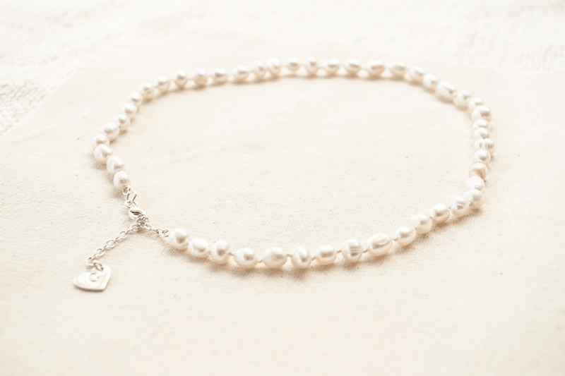 Collar Emily con perlas de río enhebradas con la técnica de enfilado de perlas. Bruselas Joyería Contemporánea