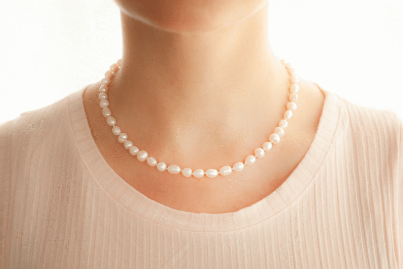 Collar Emily con perlas de río enhebradas con la técnica de enfilado de perlas. Bruselas Joyería Contemporánea