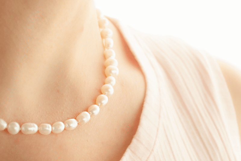 Collar Emily con perlas de río enhebradas con la técnica de enfilado de perlas. Bruselas Joyería Contemporánea