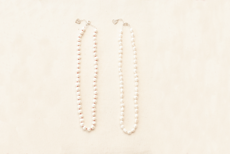 Collar Emily con perlas de río enhebradas con la técnica de enfilado de perlas. Bruselas Joyería Contemporánea