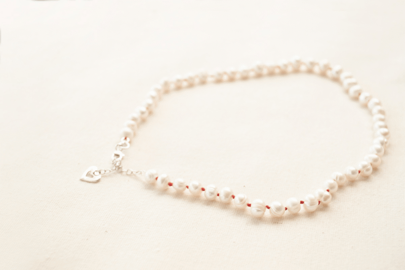 Collar Emily con perlas de río enhebradas con la técnica de enfilado de perlas. Bruselas Joyería Contemporánea