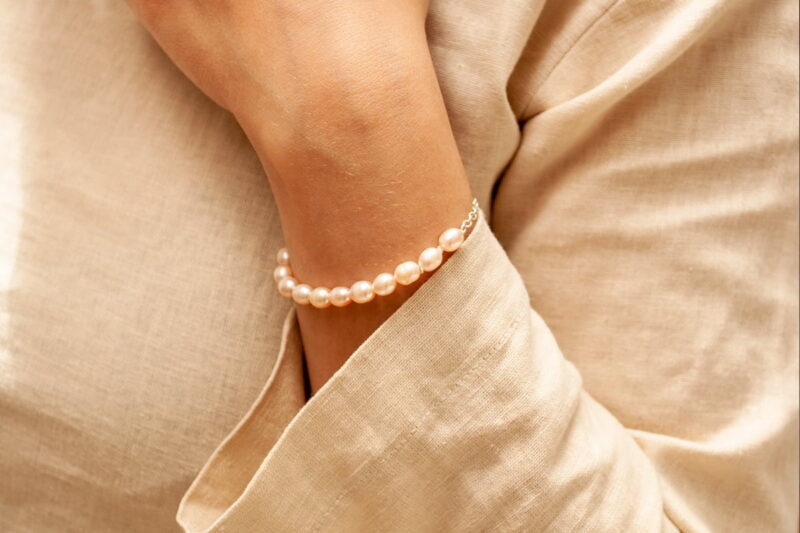 Pulsera Rory con perlas de rio medianas y cadena de plata