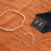 Combo Gilmore Girls: collar, pulsera y aros de plata 925 y perlas de río. Bruselas Joyería Contemporánea
