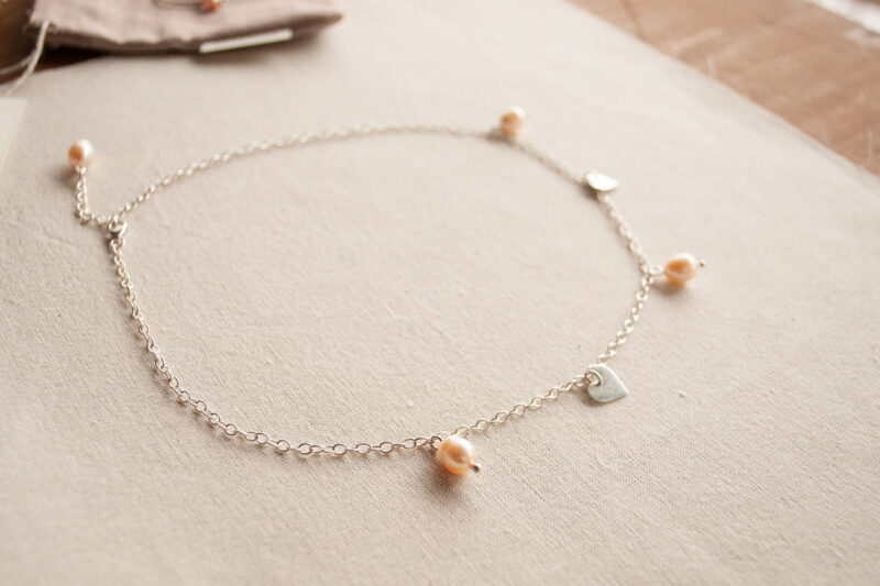 Collar Popurrí, con perlas y corazones de plata colgantes. Bruselas Joyería Contemporánea