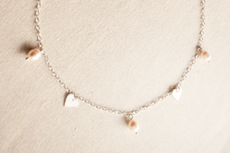 Collar Popurrí, con perlas y corazones de plata colgantes. Bruselas Joyería Contemporánea