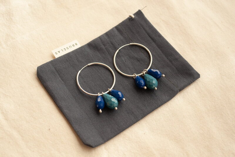 Aros Jarana- argollitas de plata y cuentas de cristal de colores. Hechos a mano por Bruselas Joyería Contemporánea