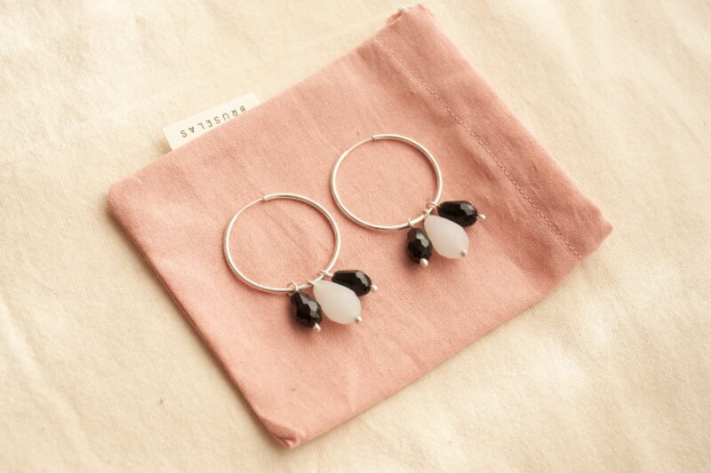 Aros Jarana- argollitas de plata y cuentas de cristal de colores. Hechos a mano por Bruselas Joyería Contemporánea