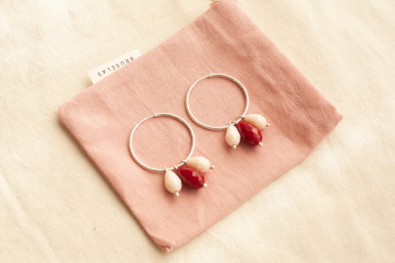 Aros Jarana- argollitas de plata y cuentas de cristal de colores. Hechos a mano por Bruselas Joyería Contemporánea