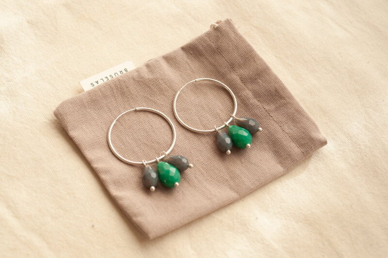 Aros Jarana- argollitas de plata y cuentas de cristal de colores. Hechos a mano por Bruselas Joyería Contemporánea