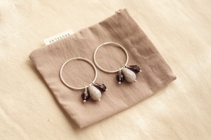 Aros Jarana- argollitas de plata y cuentas de cristal de colores. Hechos a mano por Bruselas Joyería Contemporánea