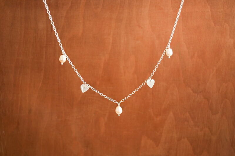 Collar Popurrí, con perlas y corazones de plata colgantes. Bruselas Joyería Contemporánea