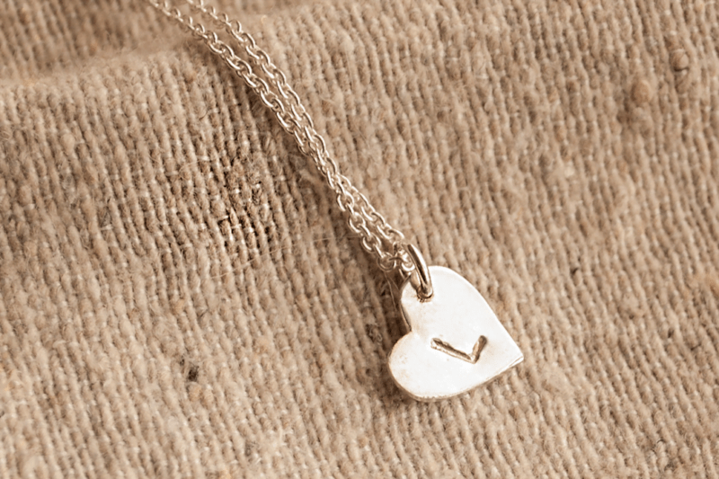 Collar Amiga con corazón con inicial - Bruselas Joyería contemporánea