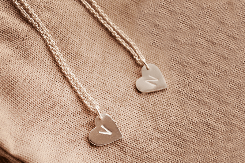 Collar Amiga x3 con corazón con inicial - Bruselas Joyería contemporánea