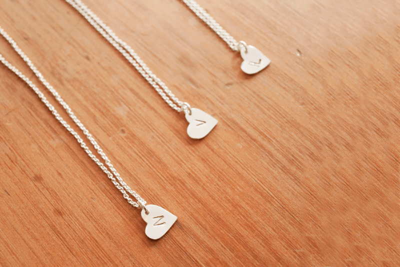Collar Amiga x3 con corazón con inicial - Bruselas Joyería contemporánea