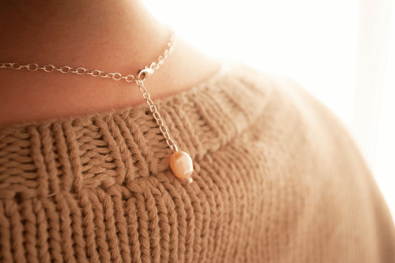 Collar Popurrí: corazones y perlas de río con cadena de plata. Bruselas Joyería Contemporánea