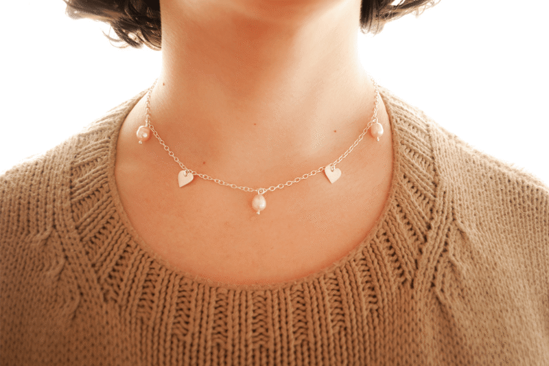 Collar Popurrí: corazones y perlas de río con cadena de plata. Bruselas Joyería Contemporánea