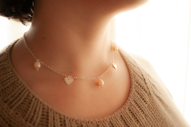 Collar Popurrí: corazones y perlas de río con cadena de plata. Bruselas Joyería Contemporánea