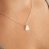 Collar Amiga: corazón de plata grabado con inicial, cadena de plata. Bruselas Joyería Contemporánea