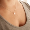 Collar Amiga: corazón de plata grabado con inicial, cadena de plata. Bruselas Joyería Contemporánea