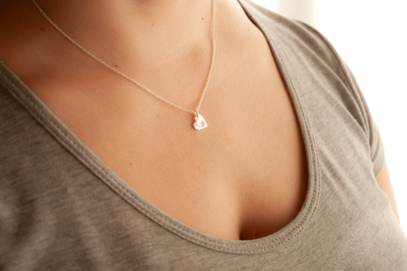 Collar Amiga: corazón de plata grabado con inicial, cadena de plata. Bruselas Joyería Contemporánea