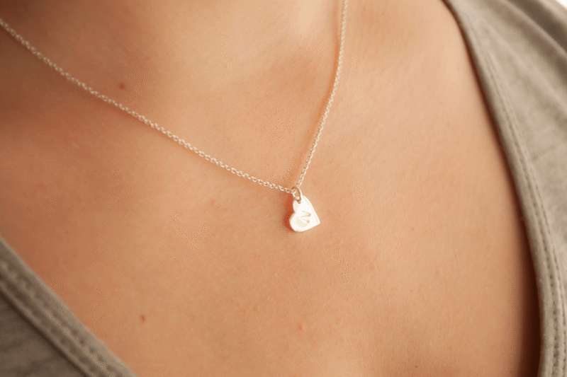 Collar Amiga: corazón de plata grabado con inicial, cadena de plata. Bruselas Joyería Contemporánea