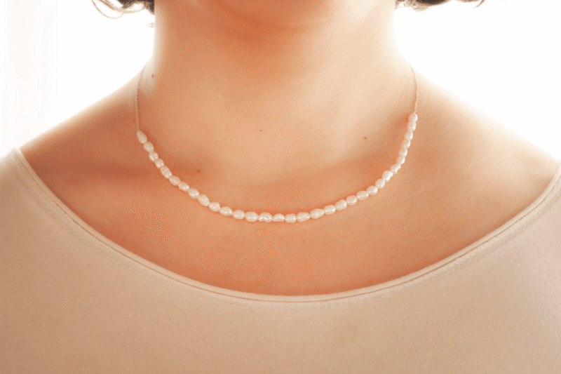 Collar Etérea: perlas de río tamaño arroz con cadena de plata. Bruselas Joyería Contemporánea