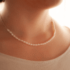 Collar Etérea: perlas de río tamaño arroz con cadena de plata. Bruselas Joyería Contemporánea