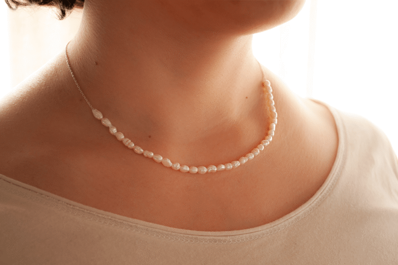 Collar Etérea: perlas de río tamaño arroz con cadena de plata. Bruselas Joyería Contemporánea