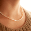 Collar Etérea: perlas de río tamaño arroz con cadena de plata. Bruselas Joyería Contemporánea