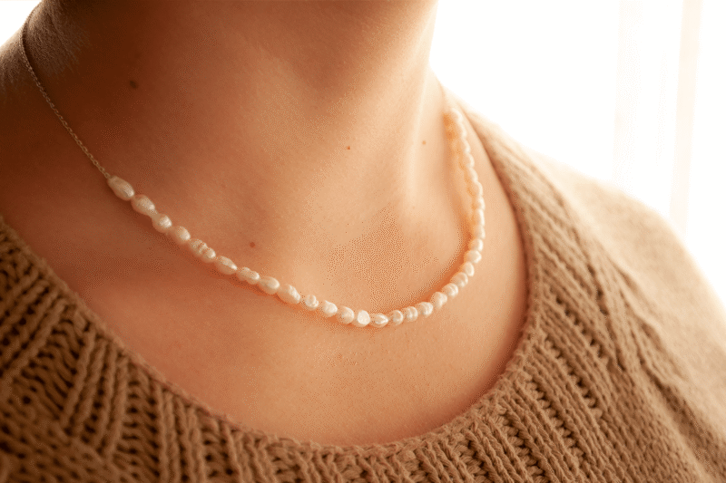 Collar Etérea: perlas de río tamaño arroz con cadena de plata. Bruselas Joyería Contemporánea